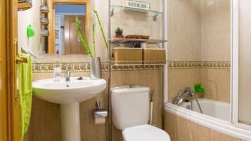 Chambre Double, salle de bains privée | Salle de bain | Baignoire, sèche-cheveux, bidet, serviettes fournies