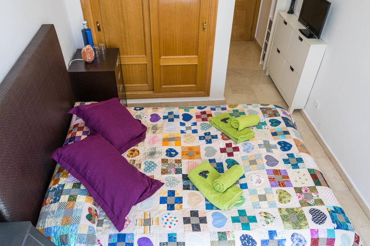 Quarto casal, banheiro privativo | Edredons de pluma, cortinas blackout, ferros/tábuas de passar roupa