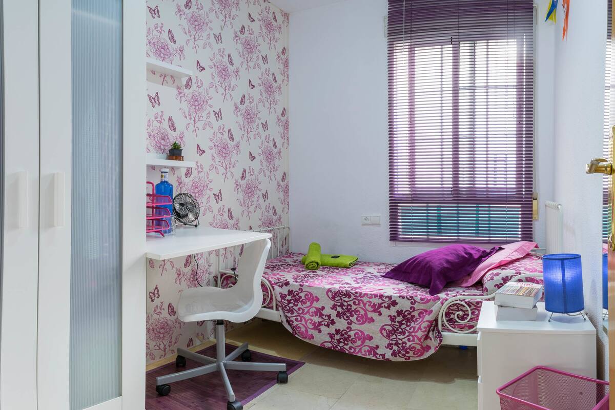 Quarto solteiro, banheiro compartilhado | Edredons de pluma, cortinas blackout, ferros/tábuas de passar roupa