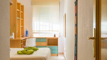 Tweepersoonskamer, gedeelde badkamer | Donzen dekbedden, verduisterende gordijnen, een strijkplank/strijkijzer