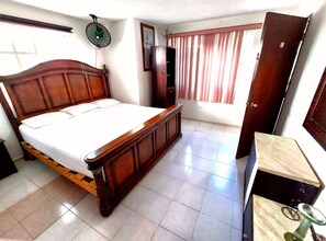 Dormitorio compartido familiar, varias habitaciones, para fumadores, acceso a la alberca | Cortinas blackout, tabla de planchar con plancha y ropa de cama 