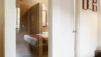 Shower, rainfall showerhead, free toiletries, towels