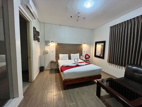 Romantic Double Room | Blackout drapes, iron/ironing board, free WiFi, bed sheets - Motel Puerta del Cielo (Oaxaca)