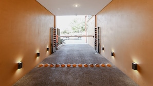 A hallway with a carpeted floor, recessed lighting, and a view of the outside. - Motel Puerta del Cielo (Oaxaca)