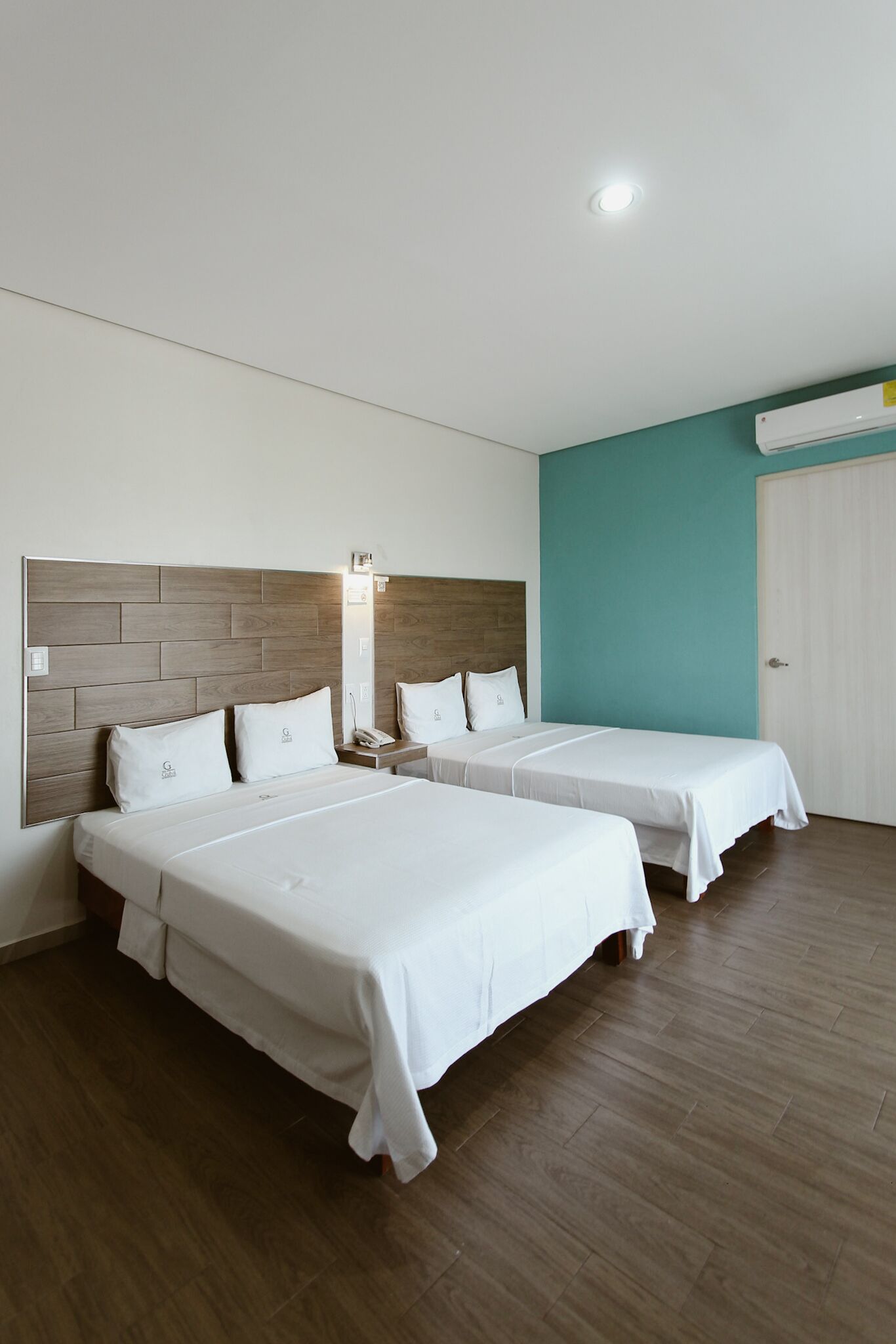 Habitación doble Confort | Cortinas blackout, tabla de planchar con plancha y wifi gratis 