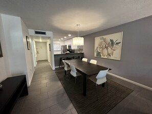 A modern kitchen with a dining area. - Contemporary Garden View, Ground Floor Unit, Short Walk to Pool/Beach (Siesta Key)