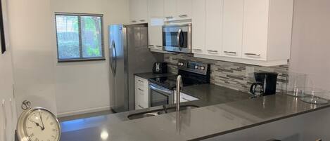 Kühlschrank, Mikrowelle, Ofen, Geschirrspüler