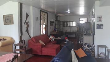 Televisio, takka, DVD-soitin