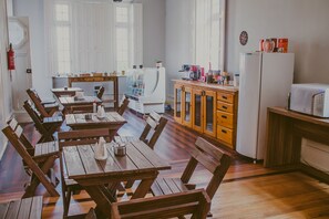 Café da manhã com buffet todos os dias mediante uma taxa