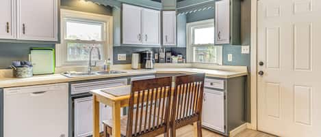Coffee/tea maker, fridge, microwave, stovetop