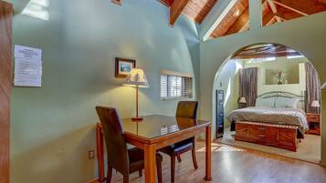 House, 1 Bedroom | Dining