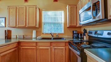 House, 1 Bedroom | Private kitchen | Fridge, microwave, oven, stovetop