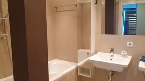 Tina profunda, amenidades de baño gratuitas, secadora de cabello 