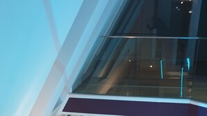 تلفزيون إل إي دي بحجم 40-بوصة يعرض قنوات تلفزيونية رقمية، تلفزيون