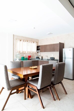 Deluxe Apartment | Private kitchen | Fridge, microwave, oven, cookware/dishes/utensils