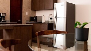 Fridge, microwave, oven, cookware/dishes/utensils - Casa 8 Amores (Guanajuato)