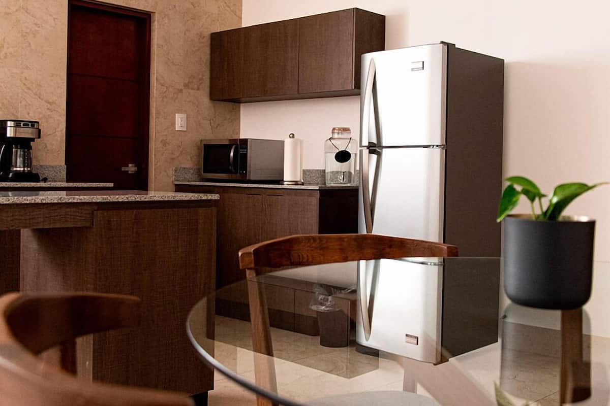 Refrigerador, microondas, horno, utensilios de cocina
