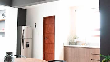 Departamento de diseñador | Cocina privada | Refrigerador, microondas, horno y utensilios de cocina