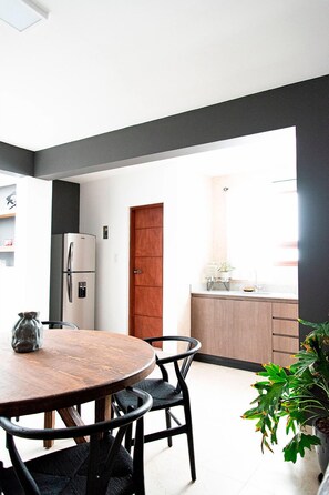 Design-Apartment | Eigene Küche | Kühlschrank, Mikrowelle, Ofen, Kochgeschirr/Geschirr/Besteck