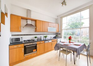 Comfort House | Private kitchen | Full-size fridge, microwave, oven, stovetop - Stunning Town House Near Kings Cross (London)