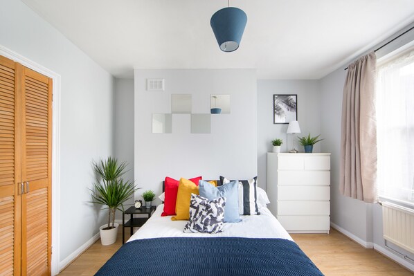 Individually decorated, individually furnished, desk, iron/ironing board - Stunning Town House Near Kings Cross (London)