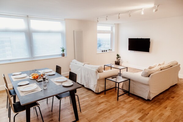 Een televisie en een kantoor