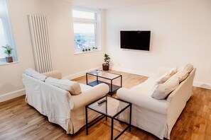 Een televisie en een kantoor