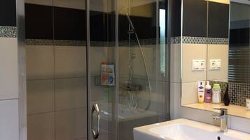 Ensemble douche/baignoire, sèche-cheveux, chaussons, serviettes fournies