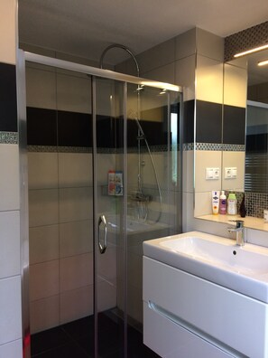 Combined shower/tub, hair dryer, slippers, towels