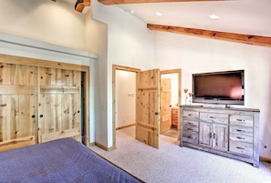 3 bedrooms, Internet, bed sheets - Scenic Susanville Cabin w/ Deck on Eagle Lake (Susanville)