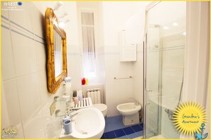 シャワー、ヘアドライヤー、ビデ、タオル