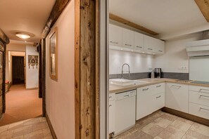 ثلاجة، ميكروويف، فرن، موقد طهي مسطح