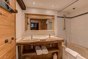 Ensemble douche/baignoire, sèche-cheveux, serviettes fournies