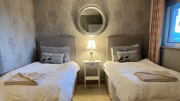 2 bedrooms, iron/ironing board, travel cot, WiFi