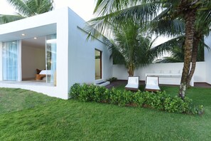 Suite superior, 1 cama de matrimonio grande, vistas a la piscina, mirando al mar | Zona de estar