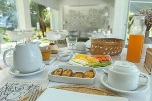 Free daily cooked-to-order breakfast 