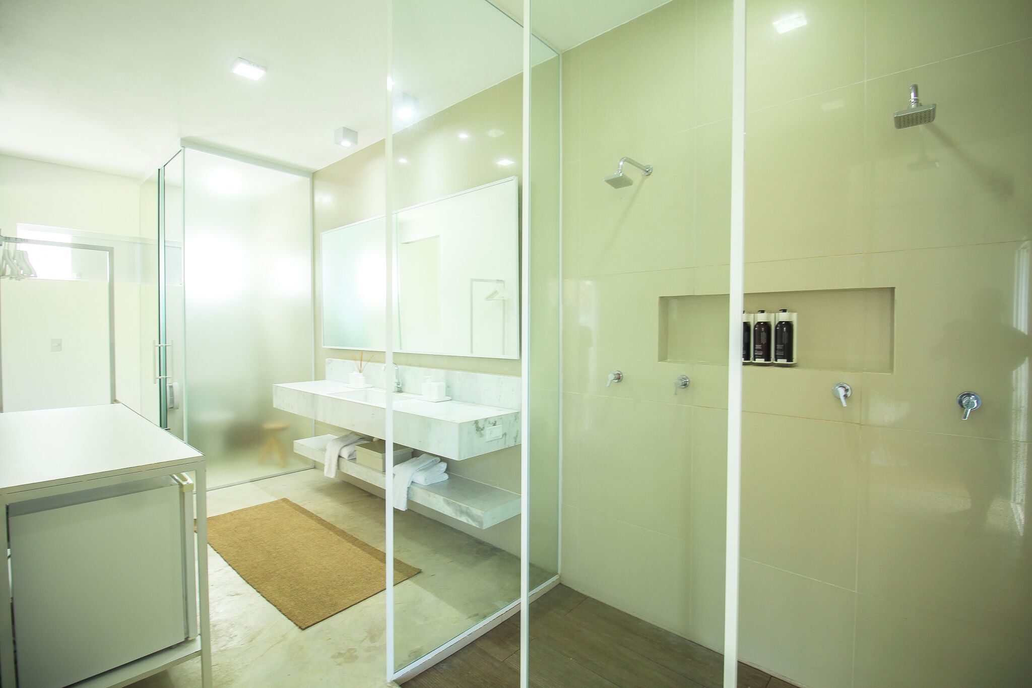 Luksussviitti, 1 suuri parisänky, merinäköala, meren rannalla | Kylpyhuone | Hiustenkuivaaja, pyyhkeet, saippua, sampoo