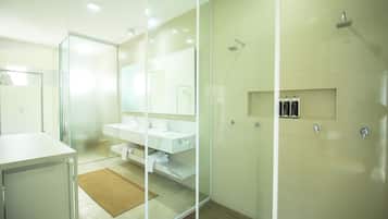 Suíte superluxo, 1 cama King, vista para o mar, de frente para o mar | Banheiro | Secador de cabelo, toalhas de banho, sabonete, shampoo