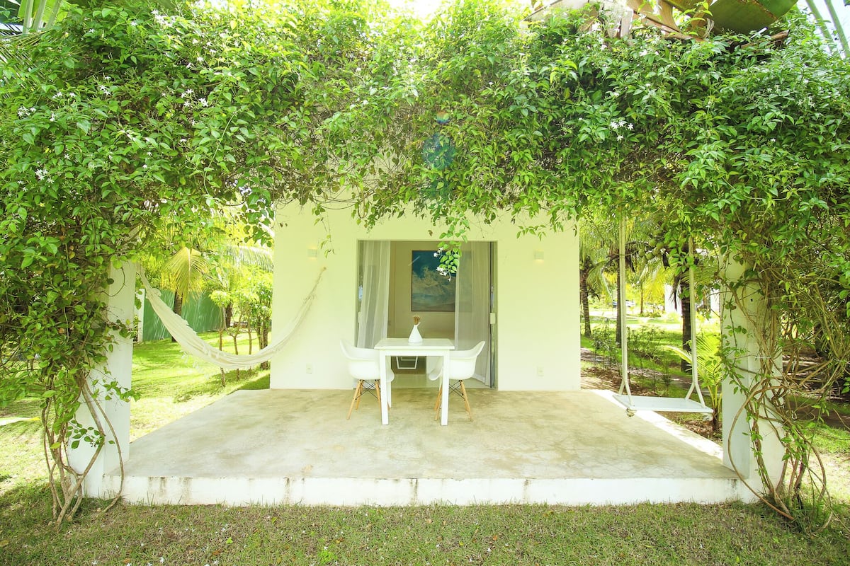 Junior Suite, 1 King Bed, Poolside | Premium bedding, pillowtop beds, minibar, blackout drapes