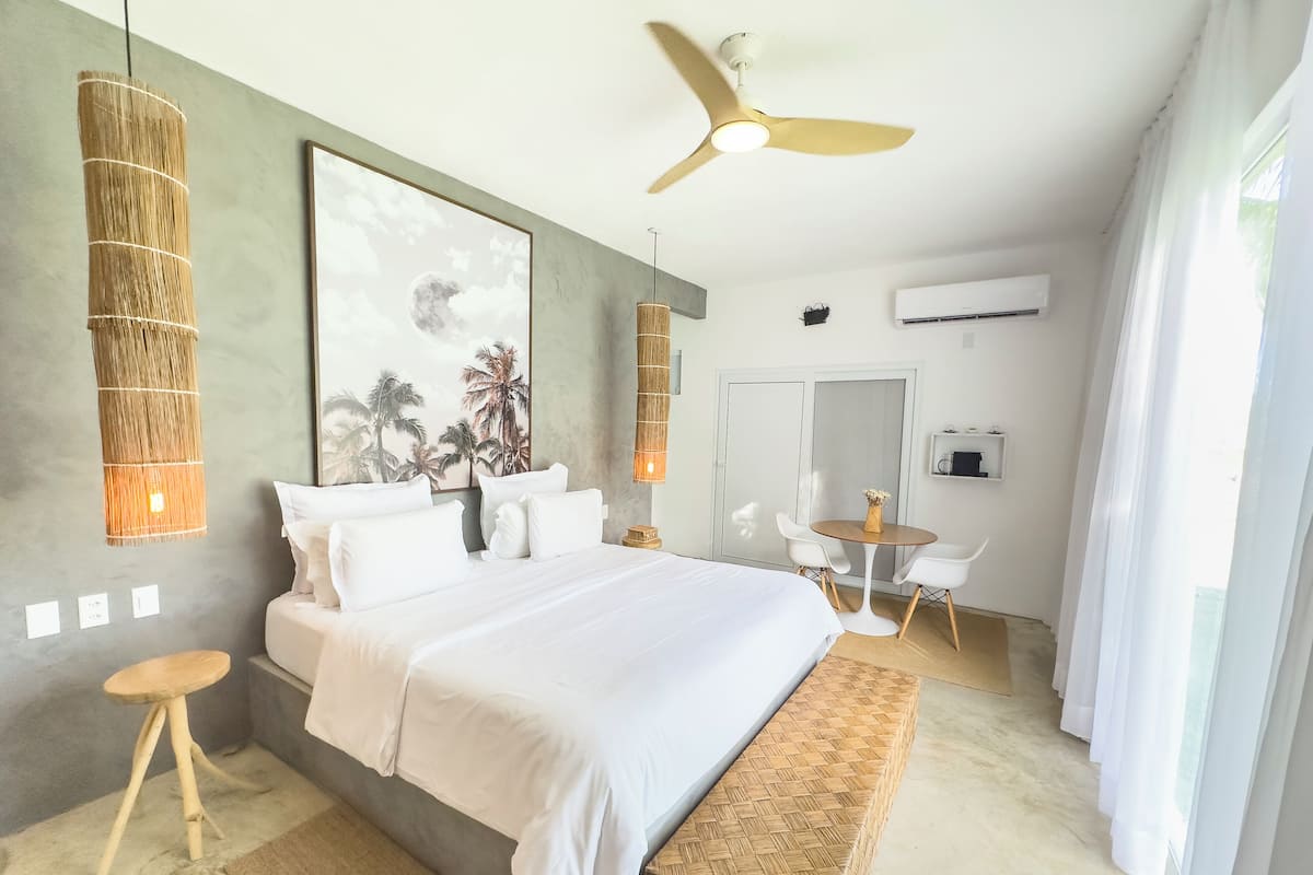 Suite de lujo, 1 cama King size, vista al mar, frente al mar | Ropa de cama de alta calidad, camas con pillow-top y minibar