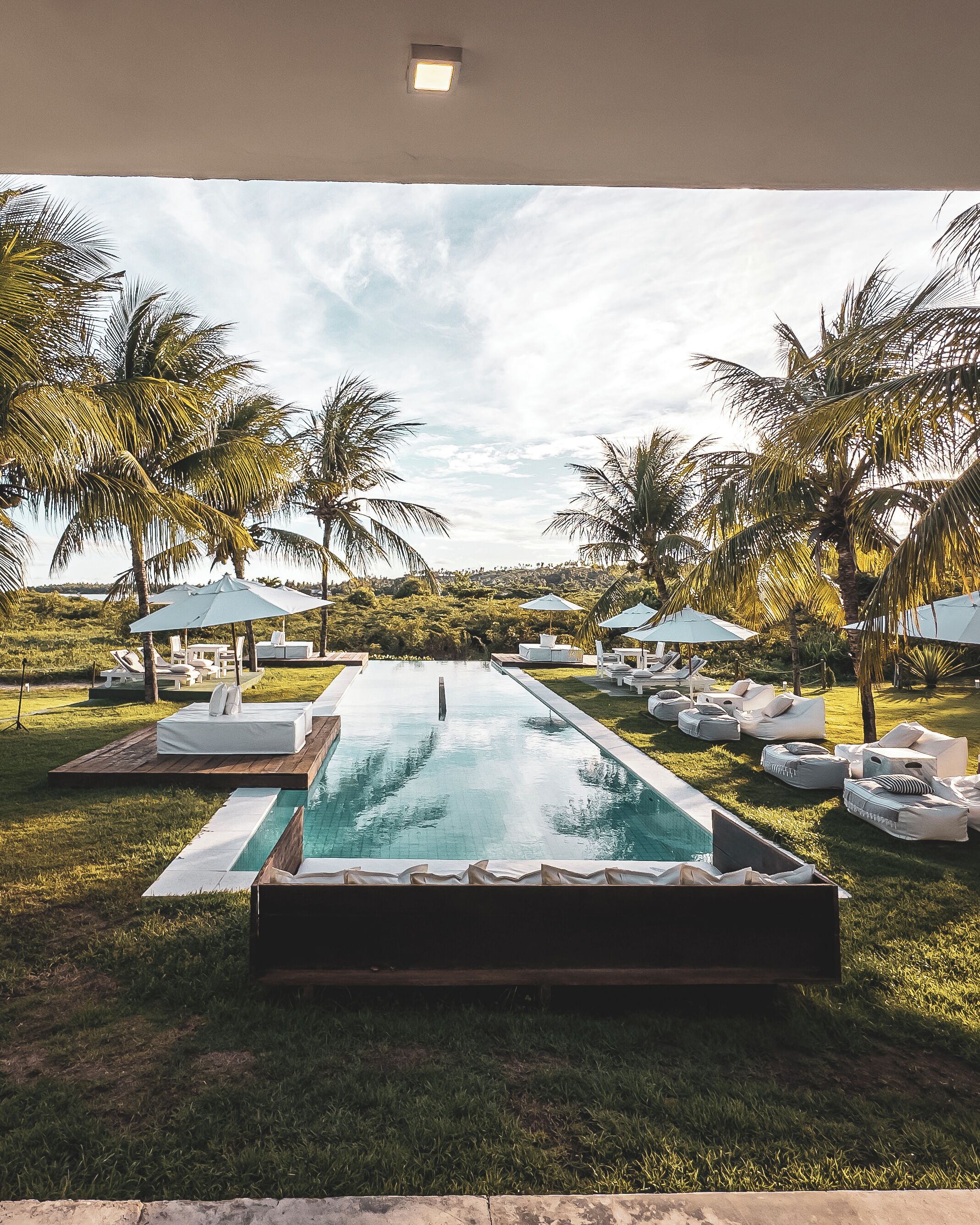 Suíte superior, 1 cama King, vista para a piscina, de frente para o mar | Vista do quarto