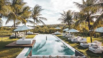 Suíte superior, 1 cama King, vista para a piscina, de frente para o mar | Vista do quarto