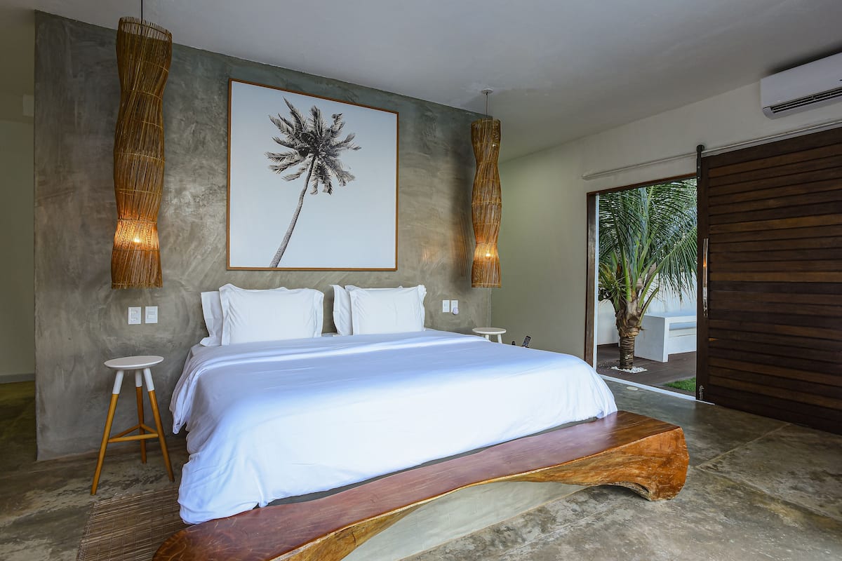 Suite Superior, 1 letto king, vista piscina, fronte mare | Biancheria da letto di alta qualità, materassi a doppio strato, minibar