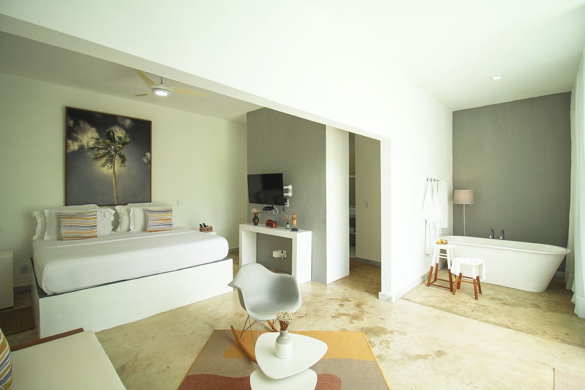 Deluxe Suite, 1 King Bed, Bathtub, Partial Sea View | Room amenity