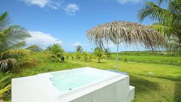 Suíte superluxo, 1 cama King, vista para o mar, de frente para o mar | Banheira de hidromassagem