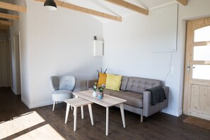 TV, fireplace, books, stereo - Wooden house in the countryside with fireplace - Lytte Hytte | Holiday house Wingst (Wingst)