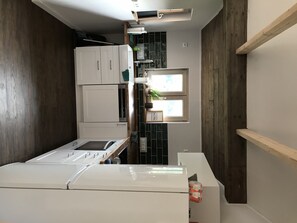 Jääkaappi, uuni, liesi, astianpesukone