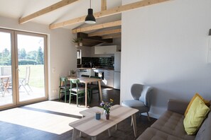 TV, fireplace, books, stereo - Wooden house in the countryside with fireplace - Lytte Hytte | Holiday house Wingst (Wingst)