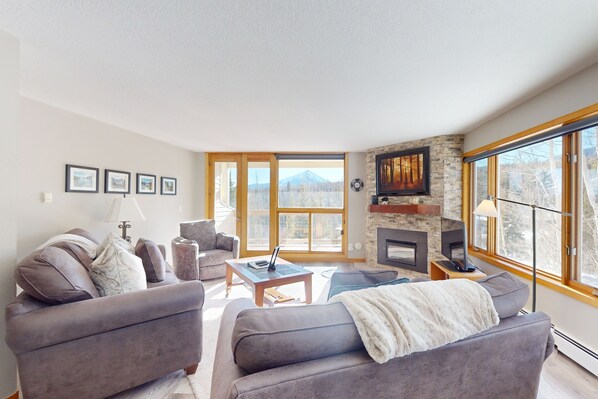 Televisio, takka, kirjoja