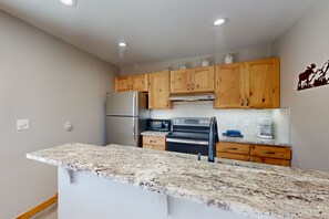 Fridge, microwave, oven, stovetop - Mountain-view condo with great balcony & grill - bus to slopes (Silverthorne)